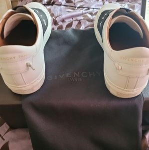 Pre-owned 100% authentic Givenchy knot sneakers
